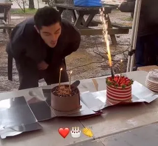 Burak Deniz 34. yaşına bakın nasıl girdi! Set arkadaşlarından unutulmaz sürpriz