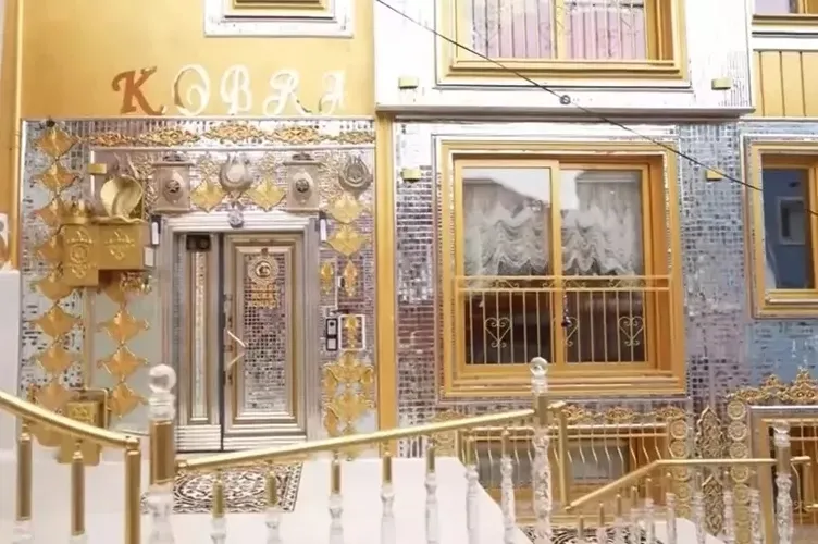 Kobra Murat’ın altın varaklı saray yavrusu evini gördünüz mü? Kliması bile altın sarısı...