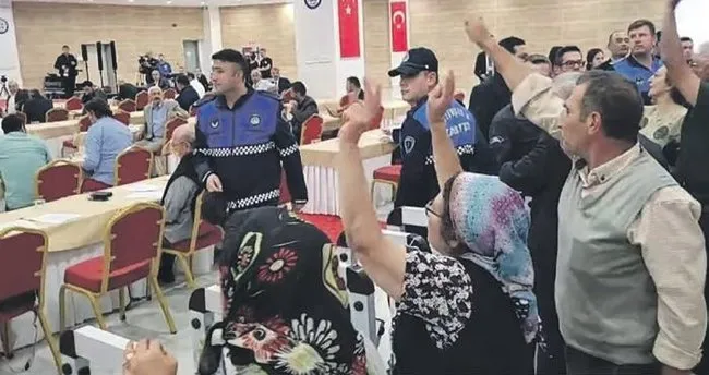 Köylüleri darp edip salondan çıkardılar Köylüleri darp edip salondan çıkardılar