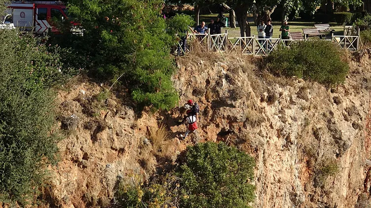 SON DAKİKA… Antalya falezlerde panik anları! Çığlıklarını duyan oraya koştu: Aşağıda terbiyesiz bir adam vardı!