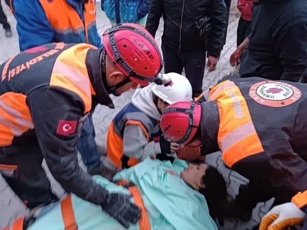 SON DAKİKA: Deprem’de 90. saat mucizesi! 10 günlük Yağız bebek ve annesi herkesi ağlattı