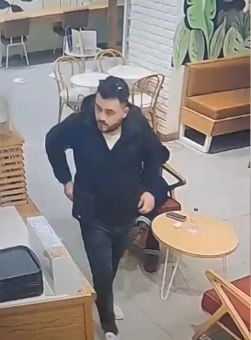 Yok böyle hırsızlık! Her işyeri için ayrı bir kıyafet! Kadının emanet ettiği montu bile...