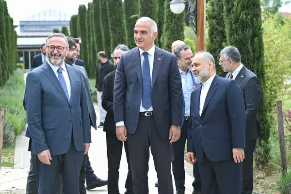 bakan-ersoy-hat-sanatinin-kalbini-ziyaret-edip-istanbul-mushafini-inceledi-1747404071086.jpg