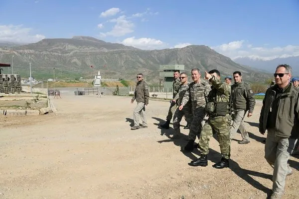 Genelkurmay Başkanı Hulusi Akar Irak sınırında birlikleri denetledi
