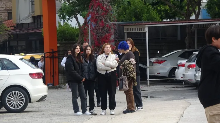 Antalya Alanya’daki lisede panik: Ekiplerin çalışmalarını merakla izlediler!