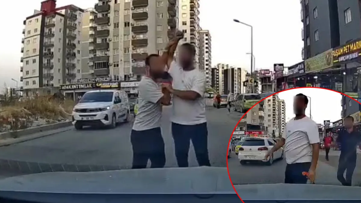 Adana’da trafikte testereli dehşet! Araç kamerasına olay anı saniye saniye yansıdı Adana’da trafikte testereli dehşet! Araç kamerasına olay anı saniye saniye yansıdı