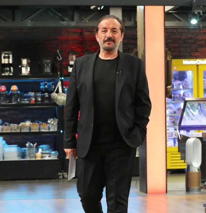 Babasının kopyası! Mehmet Şef’in oğlu da şef çıktı... 22 yaşındaki delikanlı yakışıklılığıyla büyüledi!