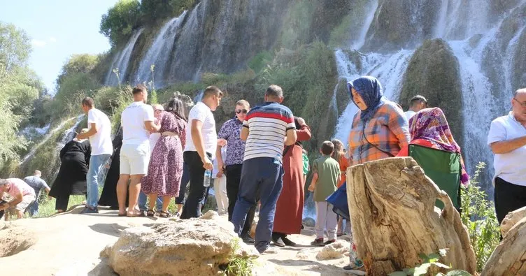 Girlevik Şelalesi, yerli ve yabancı turistlerin akınına uğruyor