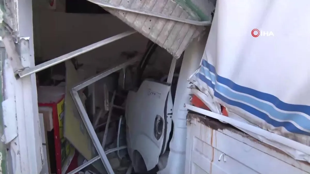 Üsküdar’da kamyonet iş yerine girdi videosunu izle