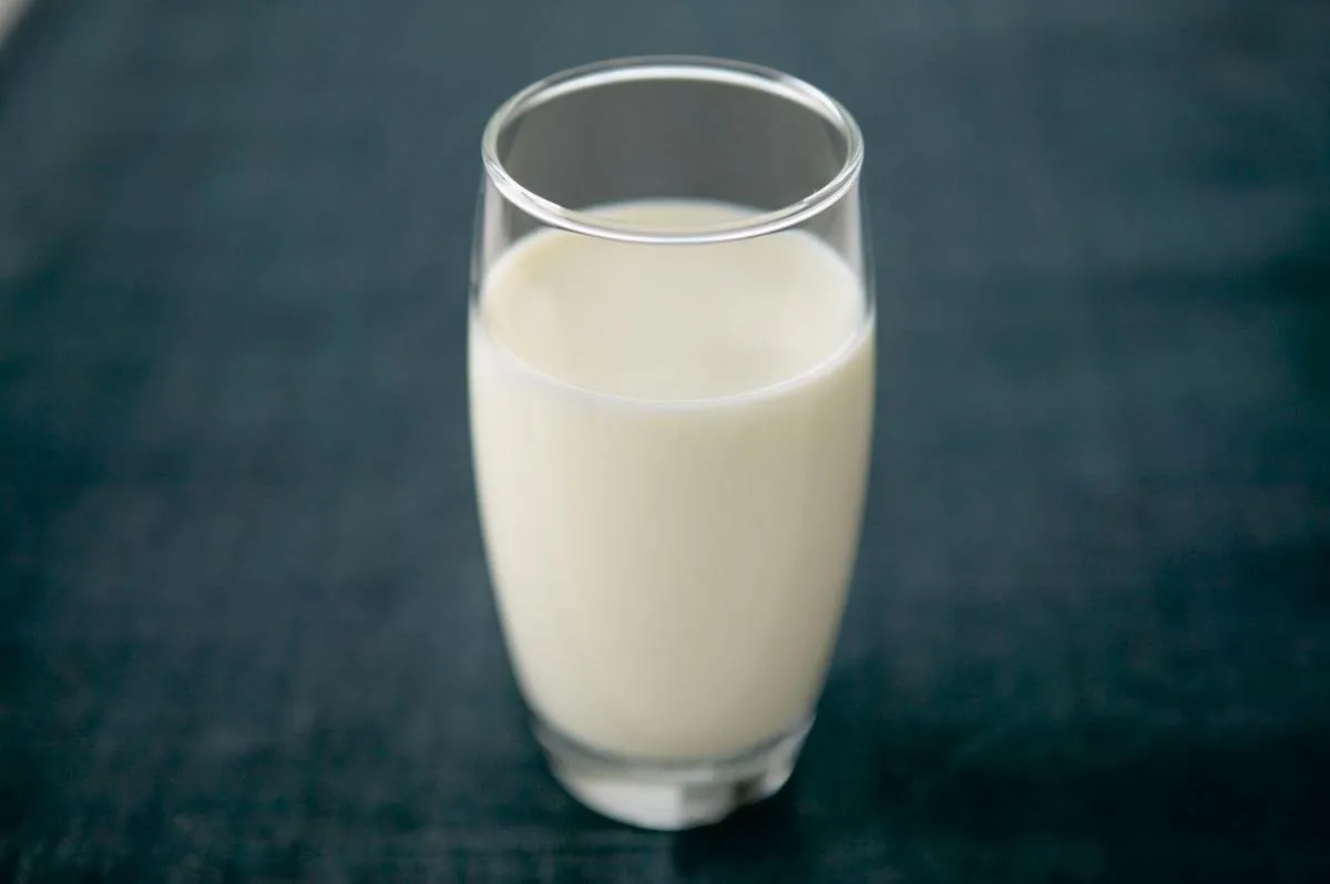 Стакан молока. Молоко в стакане. Молоко в бокале. Молоко в стаканчике. There are some milk in the glass