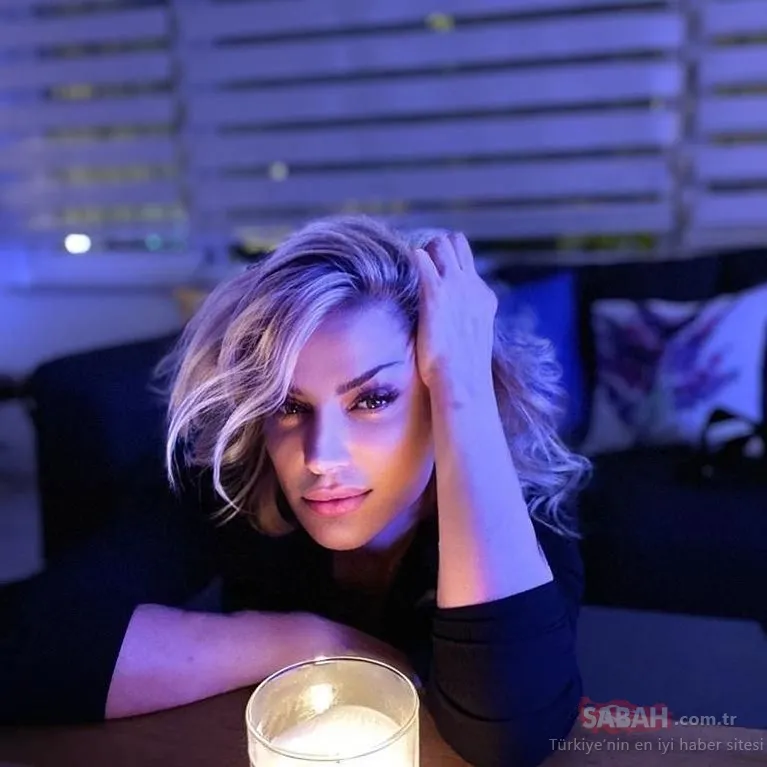 49'luk Songül Karlı yine dekoltesini konuşturdu! Frikik sever Songül ...