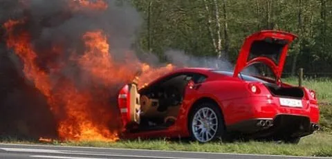 Alev alev yanan Ferrariler