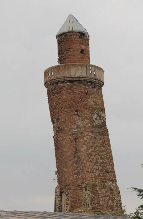 Eğri minarenin, Pisa Kulesi’nden bile daha eğri olduğu tescillendi