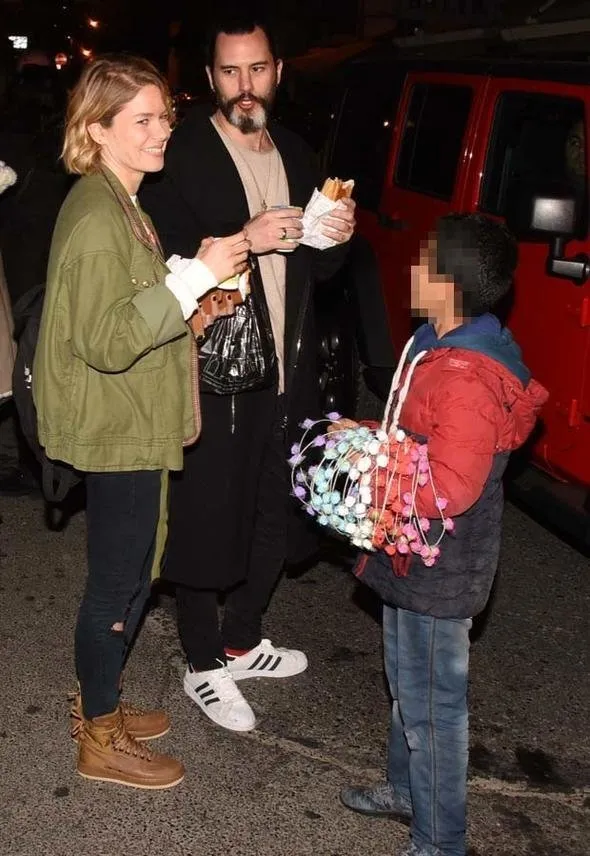 Burcu Biricik elindeki ekmeği sokaktaki çocuğa verdi
