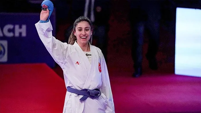 eda-erman-eltemur-kardesler-avrupa-karate-sampiyonasinda-altin-madalyayi-kaptilar-1653735159986.jpg