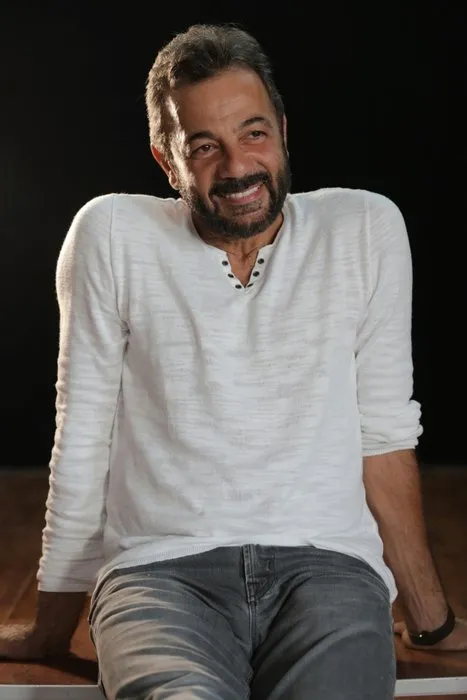 Kerem Alışık oğlu Sadri Alışık ile aynı dizideymiş...Ünlü oyuncu Kerem Alışık'ın oğlu Sadri Alışık dedesinin kopyası!