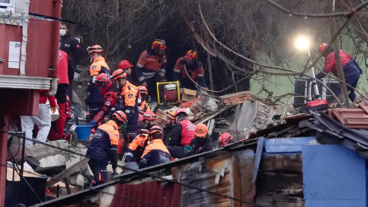 Fatih’te iki binanın çöktüğü mahallenin sakinleri konuştu: “Bomba zannettim” Fatih’te iki binanın çöktüğü mahallenin sakinleri konuştu: “Bomba zannettim”