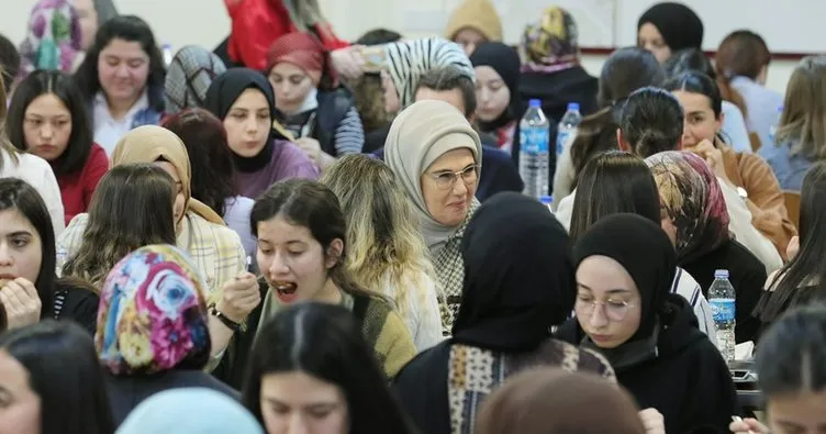 Emine Erdoğan iftarını KYK yurdunda kız öğrencilerle birlikte yaptı