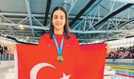 Şampiyon yüzücü, Edirne’ye altın madalyayla döndü