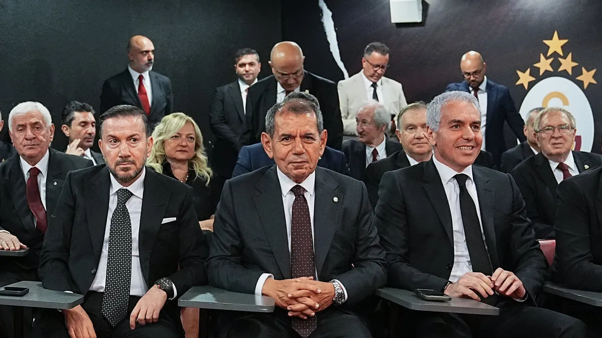 Galatasaray yönetim kurulu toplantısı ve görev dağılımı görüşmeleri.