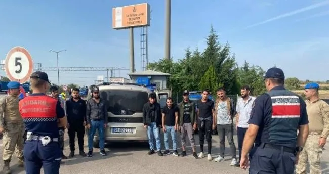 Edirne’de 1 haftada 308 kaçak göçmen ve 6 organizatör yakalandı Edirne’de 1 haftada 308 kaçak göçmen ve 6 organizatör yakalandı