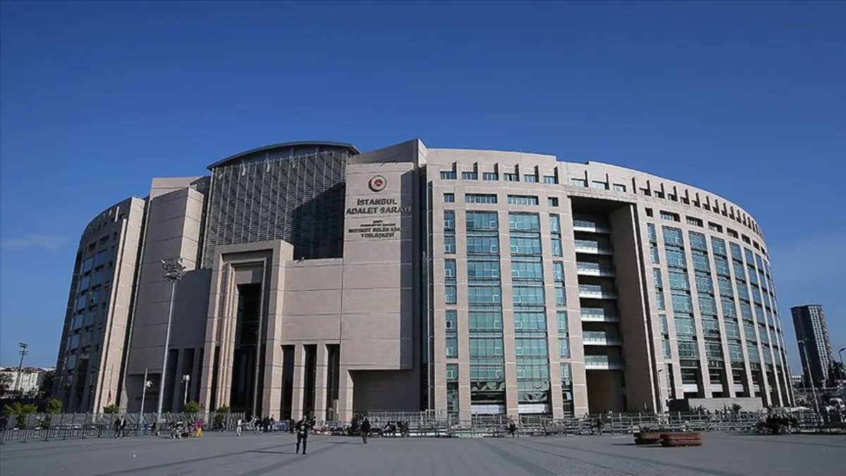 Çağlayan Adliyesi’nde panik dolu anlar: Şüphelinin üzerinden çıkanlar şoke etti! Çağlayan Adliyesi’nde panik dolu anlar: Şüphelinin üzerinden çıkanlar şoke etti!