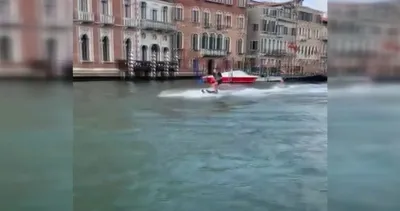 Venedik’teki Büyük Kanal’da iki kişi sörf yaptı | Video