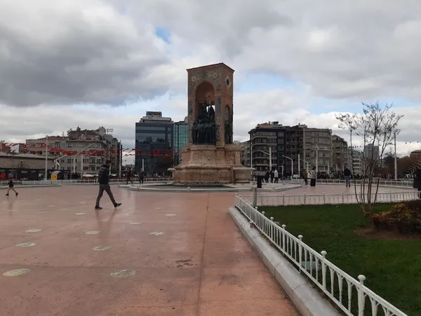 istanbulda-meydanlarda-guvenlik-ust-seviyede-10-binin-uzerinde-kamerayla-izleniyor-1672501931071.jpeg