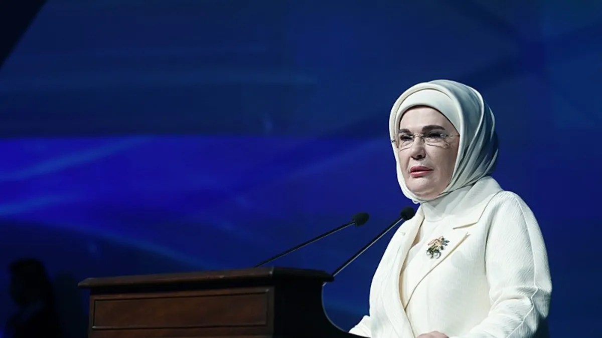 Emine Erdoğan, Sıfır Atık Vakfı'nın düzenlediği bir sergide konuşma yaparken