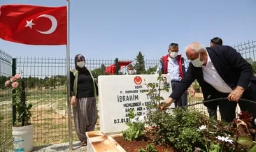 Şehit mezarları güllerle donatıldı