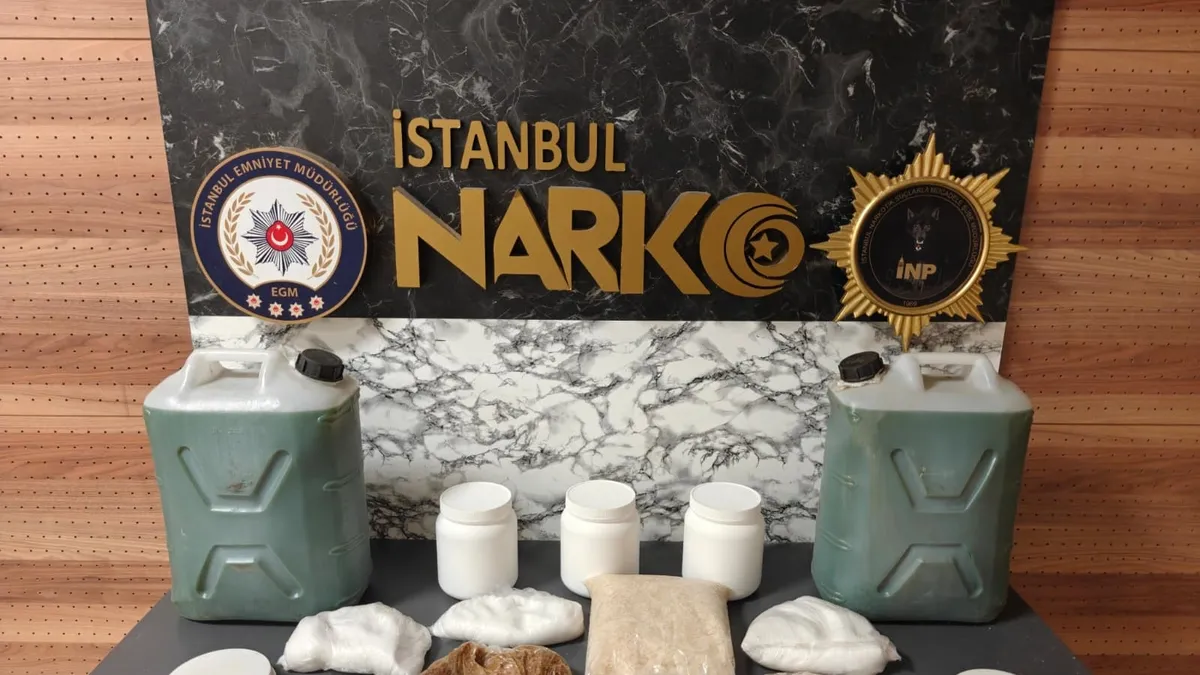 Polis ekiplerinin uyuşturucu operasyonunda ele geçirilen metamfetamin maddeleri ve ekipmanlar.