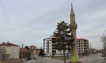 Camisiz minare görenleri şaşırtıyor