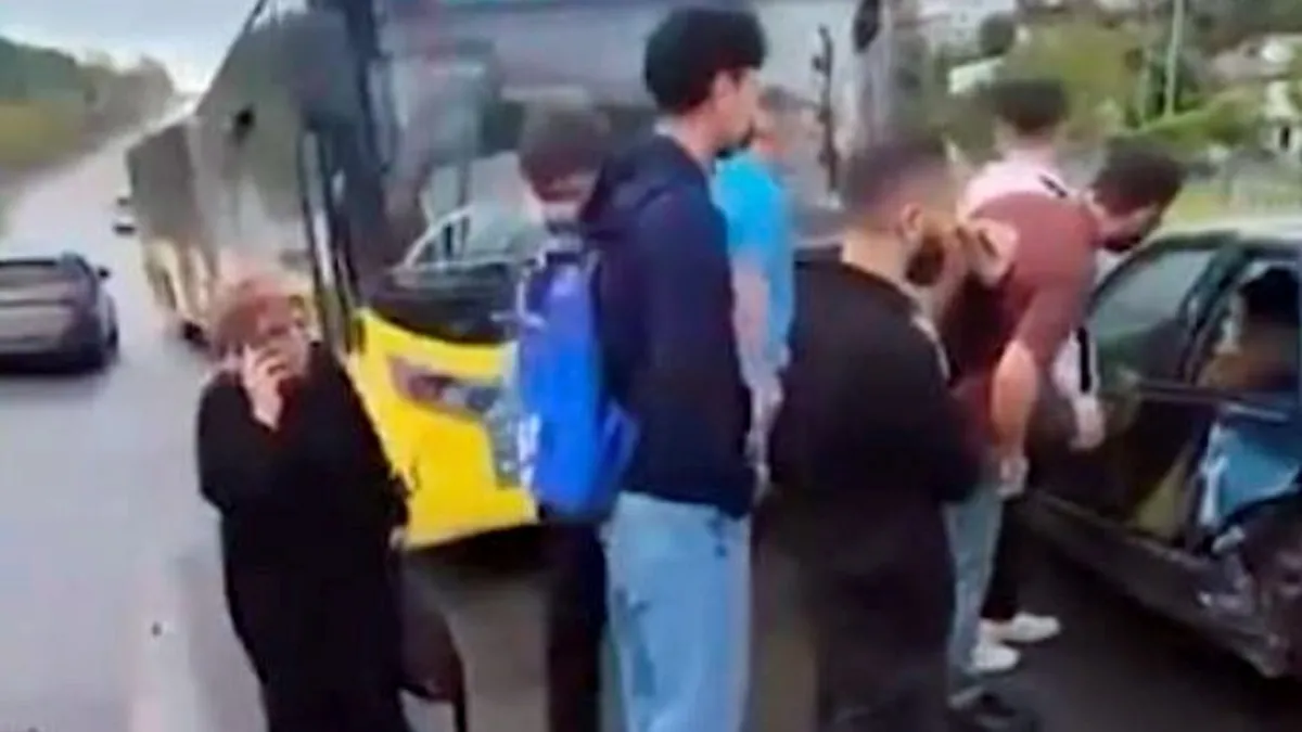Başakşehir'de İETT otobüsü ile otomobil çarpıştı: 3 kişi yaralandı
