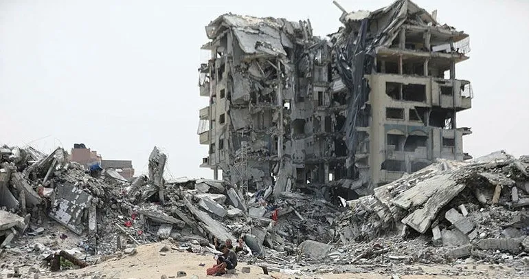 İsrail Gazze’de bir eve düzenlediği hava saldırısında 8 Filistinliyi öldürdü