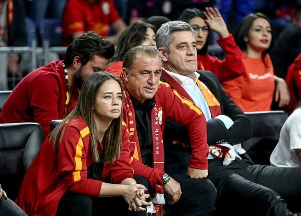 Fatih Terim tezahüratlara ayağa kalkarak karşılık verdi