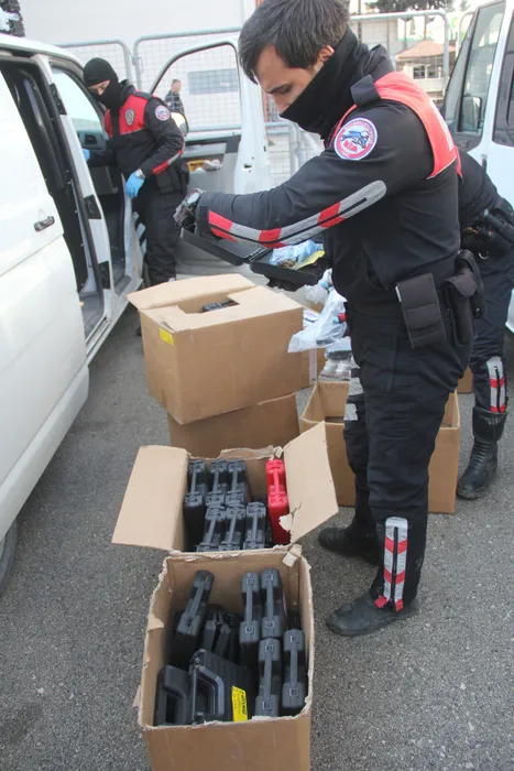 Adana şok operasyon! Ticari araçtan cephanelik çıktı