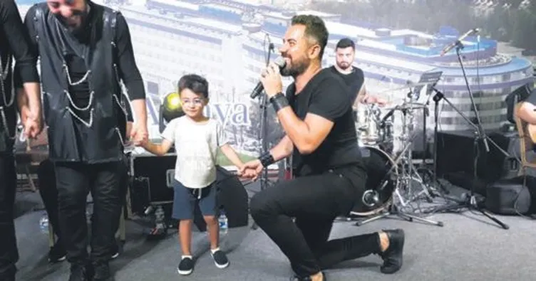 4 yaşındaki oğlu sahneye fırladı