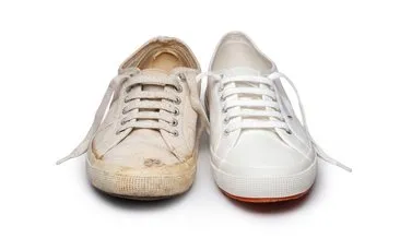 Kirlenmiş beyaz ayakkabıları 5 dakikada eski haline çeviriyor! Sadece bu 2 malzeme ile…