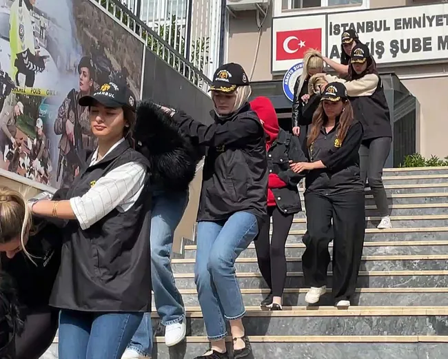 istanbul-merkezli-3-ilde-fuhus-operasyonu-8-gozalti-1747207529527.jpeg
