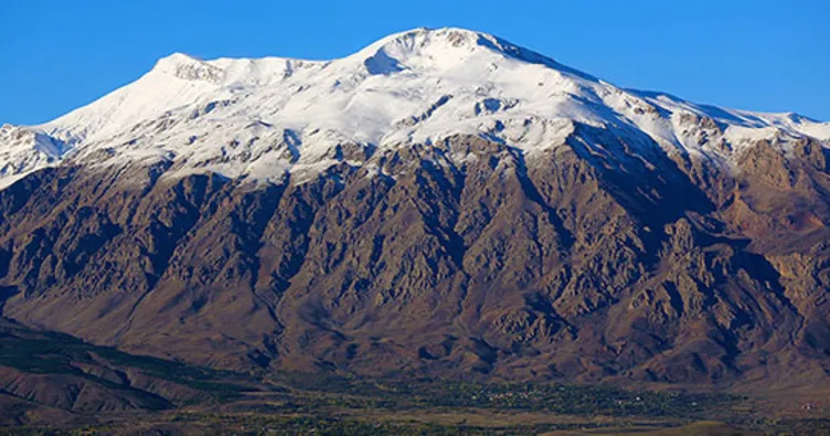 Munzur Dağı’na mevsimin ilk karı yağdı