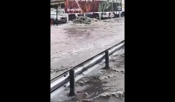 meteoroloji-saat-verdi-istanbulu-saganak-vurdu-yollar-adeta-gole-dondu-1779270581689.jpg