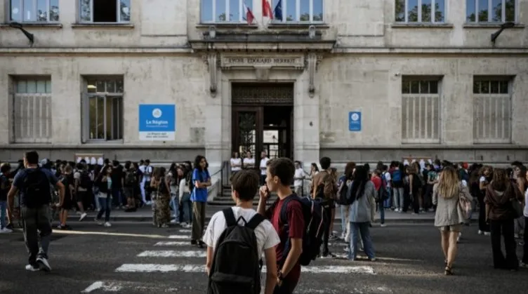‘Demokratik’ Fransa’da ikiyüzlü uygulama! Yasağın ardından okulların önünde polis nöbeti başladı!