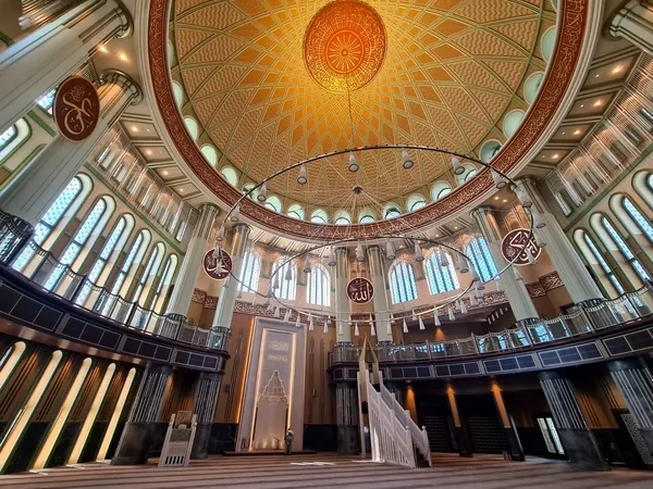 taksim-camii-3-yildir-taksim-meydaninin-simgesi-oldu-kirik-dokuk-mescitten-devasa-camiye-kavustuk-1717169321688.jpg