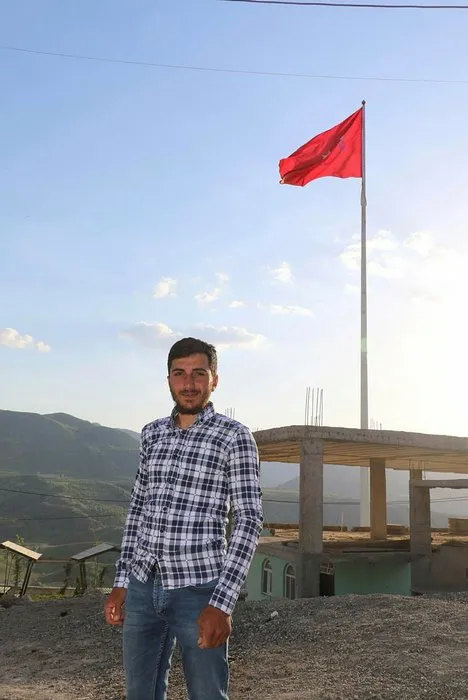 Teröristlerden temizlenen dağlarda dev Türk bayrağı dalgalanıyor!
