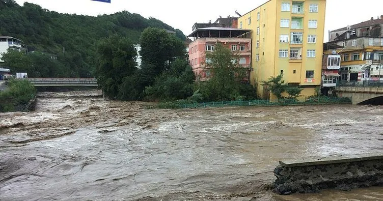 Aniden gelen sel bir ilçeyi yuttu