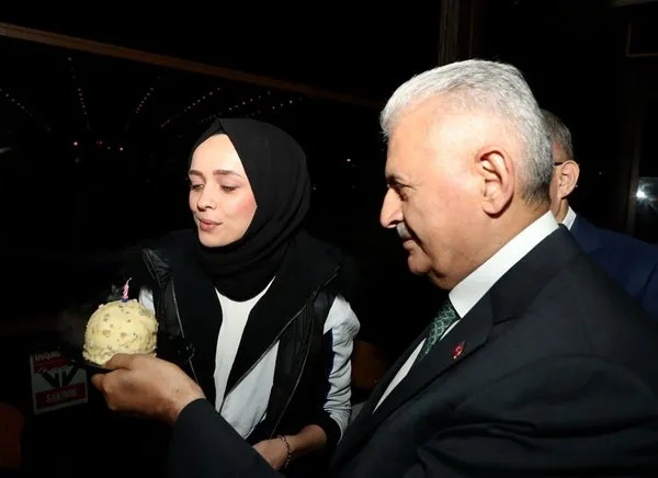 Binali Yıldırım, Çengelköy'de vatandaşlarla buluştu