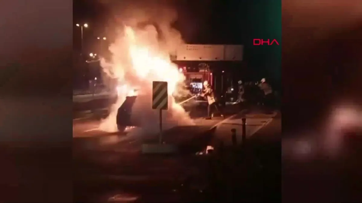 İstanbul Maltepe’de seyir halindeki otomobil alev alev yandı | Video videosunu izle İstanbul Maltepe’de seyir halindeki otomobil alev alev yandı | Video videosunu izle
