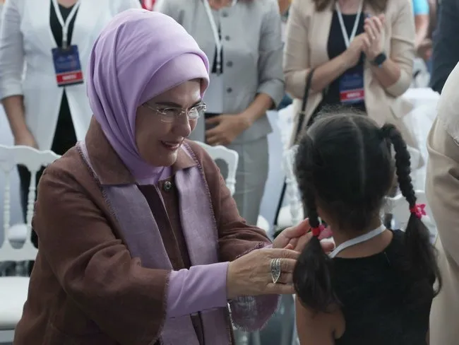 emine-erdogan-koruyucu-aileler-ve-cocuklariyla-bulustugazzenin-cocuklarina-dunya-bir-gelecek-borclu-1725640680117.jpg