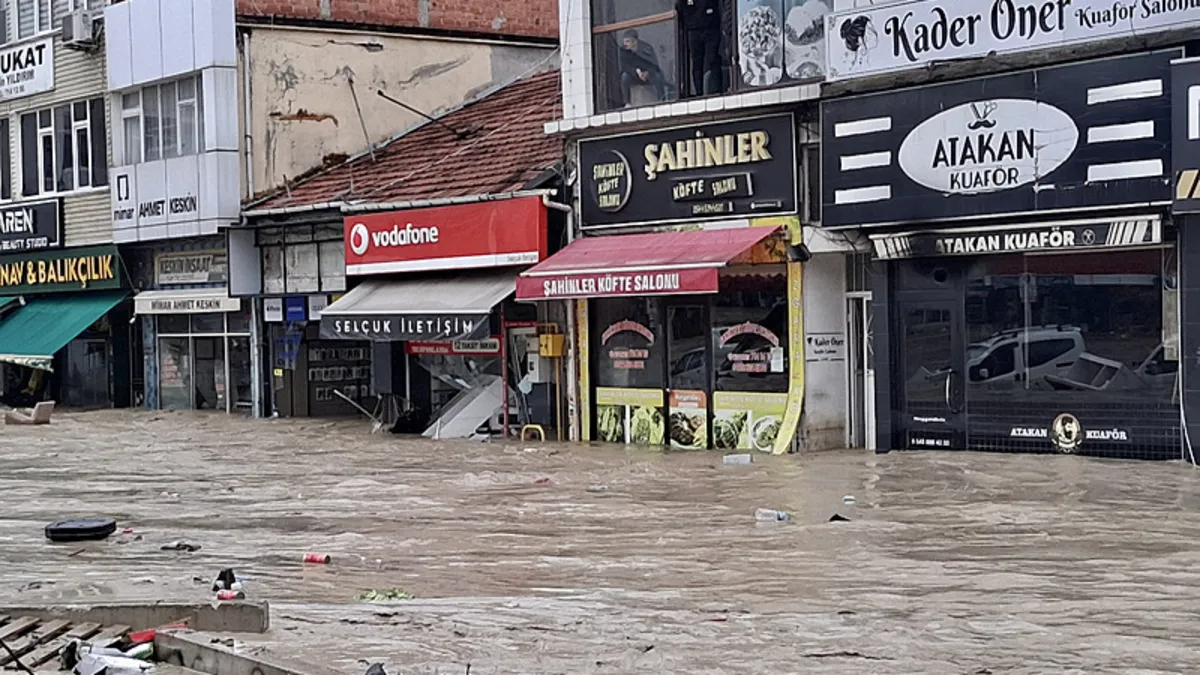 Samsun Havza’yı sel vurdu: İş yerlerini su bastı, araçlar sürüklendi! Samsun Havza’yı sel vurdu: İş yerlerini su bastı, araçlar sürüklendi!
