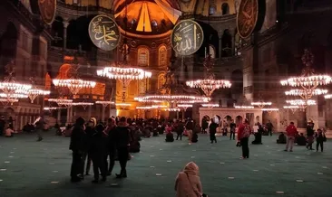 Berat Kandili’nde eller semaya açıldı